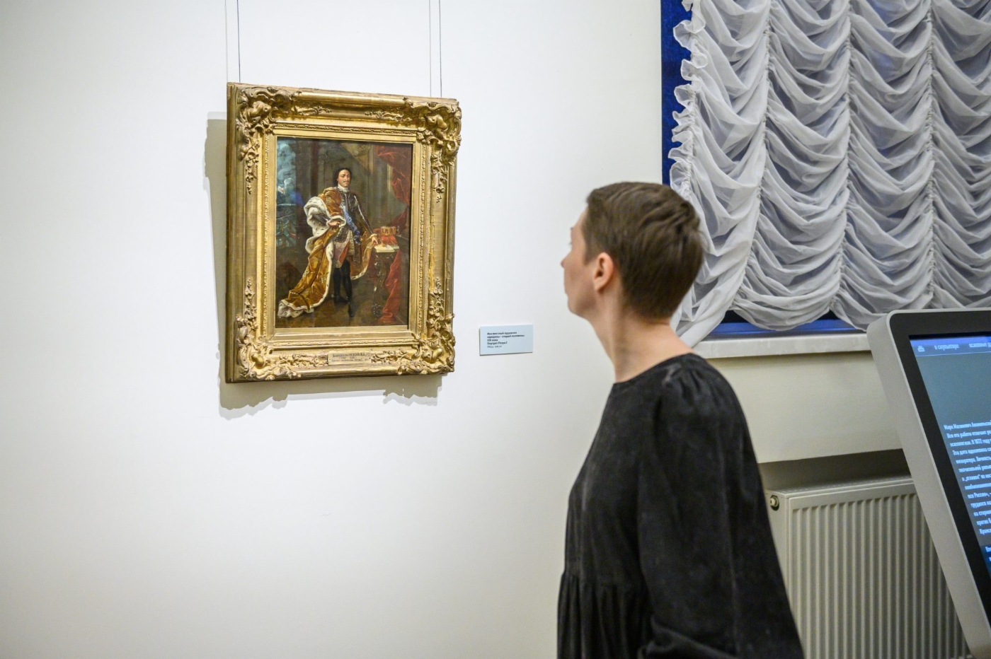 Посетители знакомятся с экспонатом на выставке