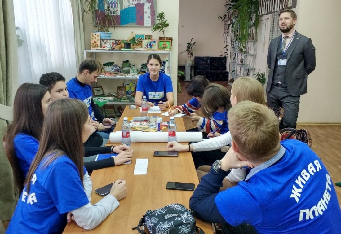 Команда обсуждает пути решения экологической проблемы