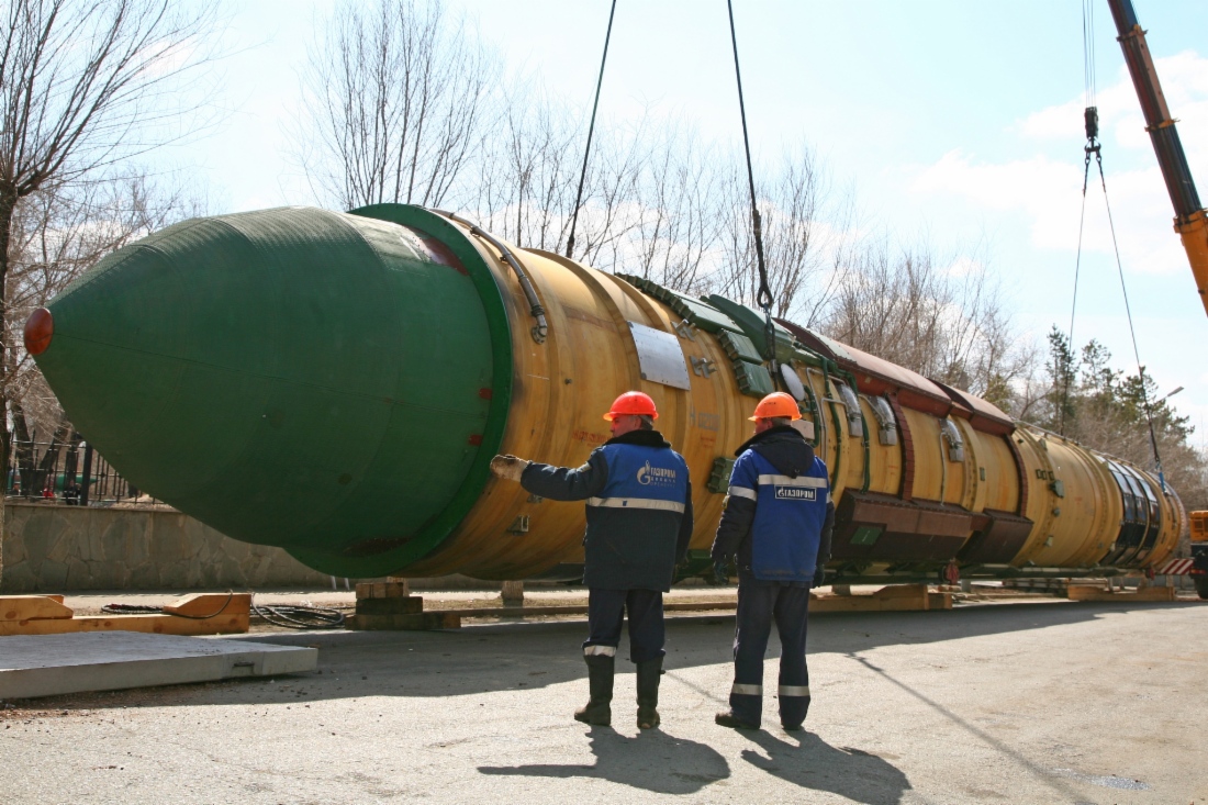 Специалисты ООО «Газпром добыча Оренбург» устанавливают новый экспонат в выставочно-мемориальном комплексе под открытым небом «Салют,  Победа»