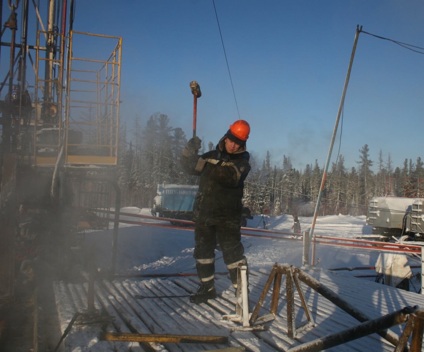 Работа на буровой вакансии. Помощник бурильщика КРС Роснефть. Помощник бурильщика капитального ремонта скважин. Помбур Сургутнефтегаз. Бурильщик скважин.