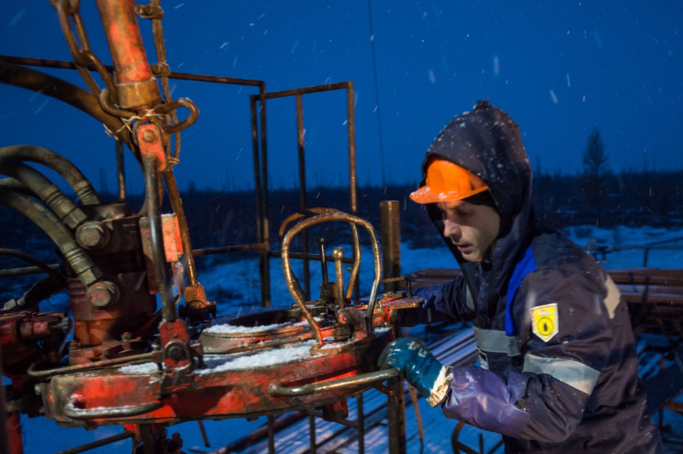 Бурильщик буровой. Бурильщик скважин. Оборудование нефтяной скважины. Бурильщик нефтяных и газовых скважин. Бурильщик на буровой.