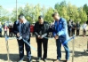 В открытии новой площадки участвовали генеральный директор ООО «Газпром добыча Оренбург» Олег Николаев (справа), глава Переволоцкого района Геннадий Щербаков (слева) и глава Степановского сельсовета Нагим Макулин