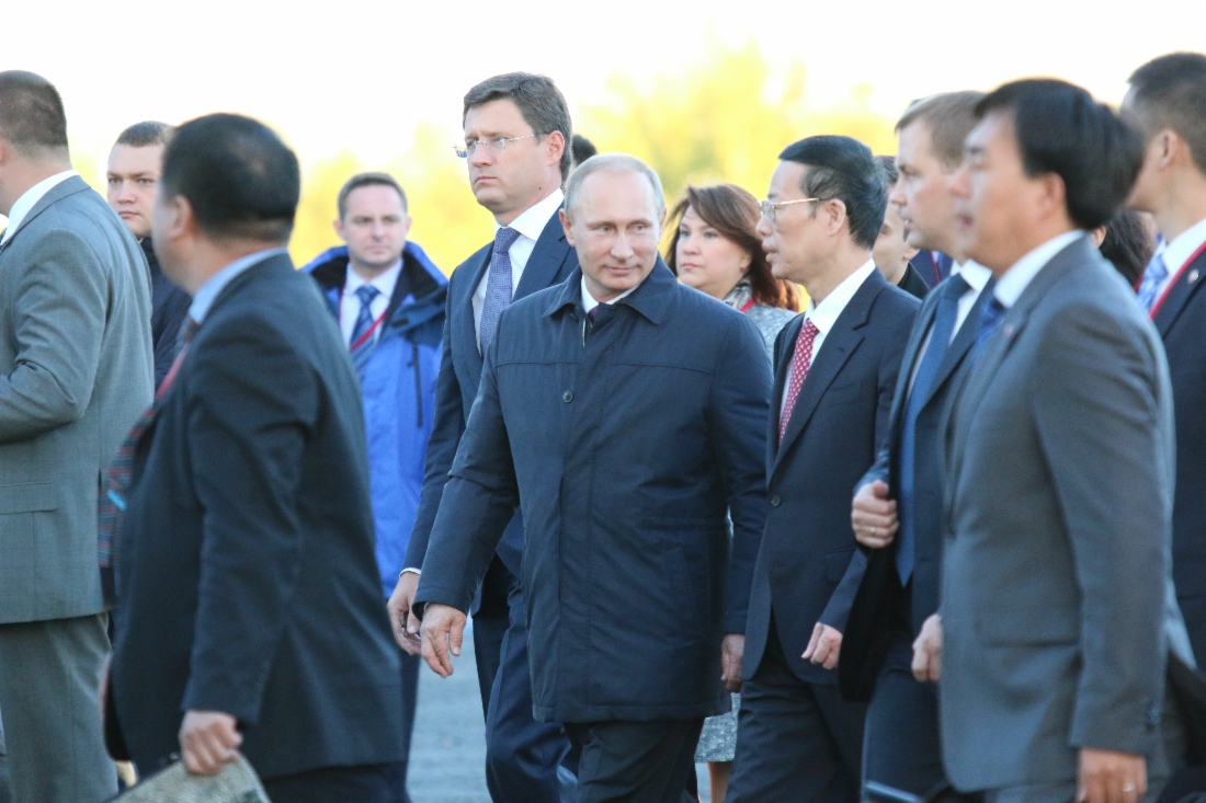 Владимир Путин (в центре) во время торжественных мероприятий, посвященных сварке первого стыка газотранспортной системы «Сила Сибири»
