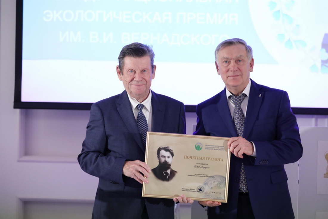 Владимир Грачев (слева) вручает награду начальнику Управления ПАО «Газпром» Александру Ишкову (справа)