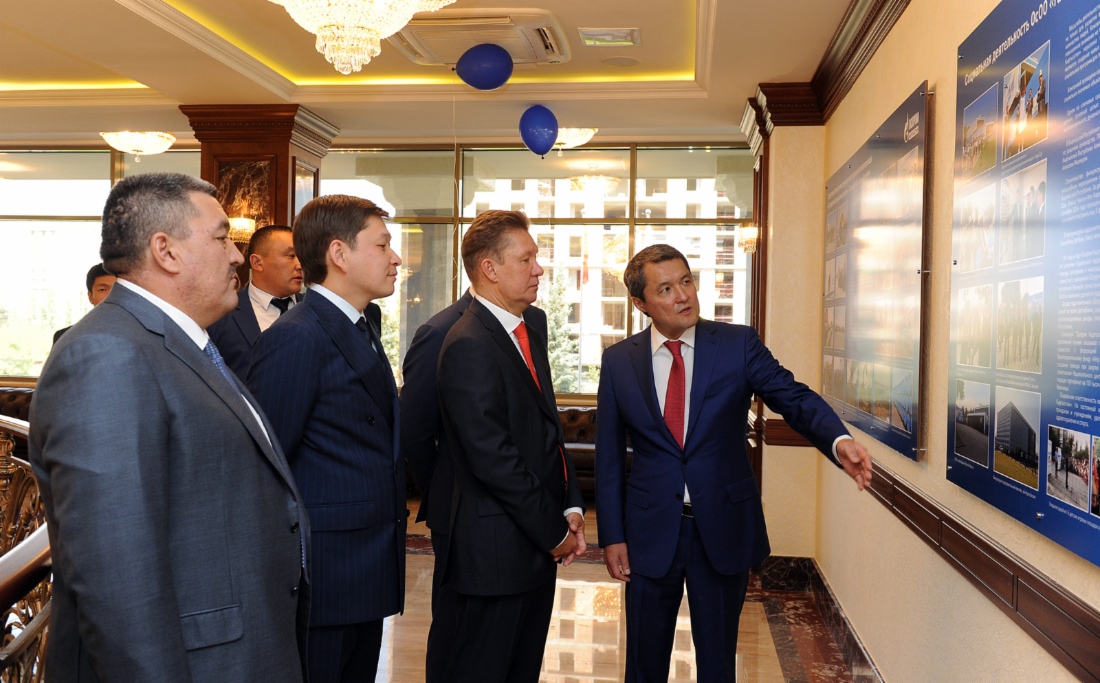 Премьер-министр Киргизской Республики Сапар Исаков и Алексей Миллер осматривают новое офисное здание «Газпром Кыргызстан». Фото сайта www.gov.kg