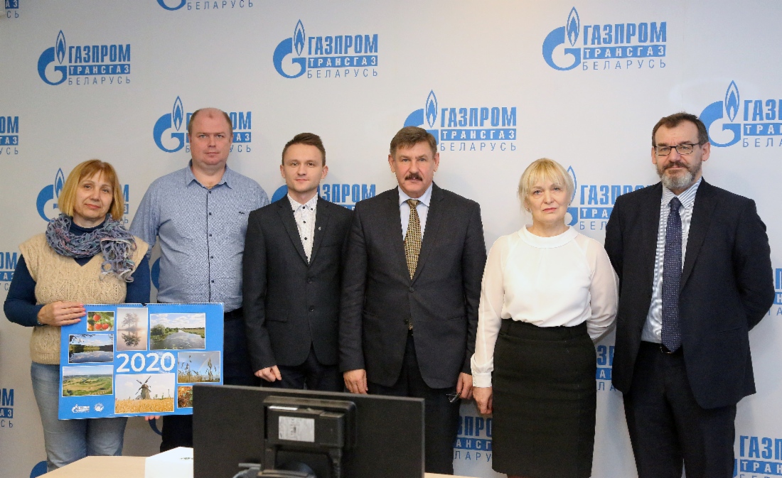 Призы и почетные грамоты победителям вручают заместитель генерального директора ОАО «Газпром трансгаз Беларусь», председатель жюри фотоконкурса «Красота родной природы Беларуси» Андрей Шабан и заместитель исполнительного директора Фонда имени В. И. Вернадского Андрей Чешев.