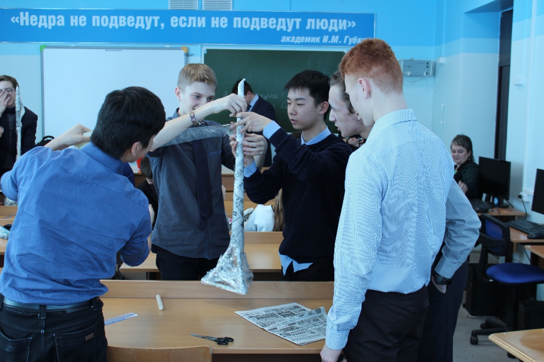 Школьники «Газпром-класса» изготавливают макет ППБУ