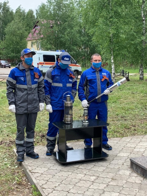 Сотрудники АО «Газпром газораспределение Сыктывкар» на церемонии зажжения вечного огня в Емве