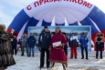 Заместитель генерального директора ООО «Газпром добыча Ямбург» Андрей Каширов вручает сертификат Александру Тэсида