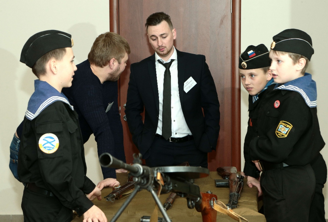 Гидами на выставке военного оружия и поискового снаряжения стали юные любители истории