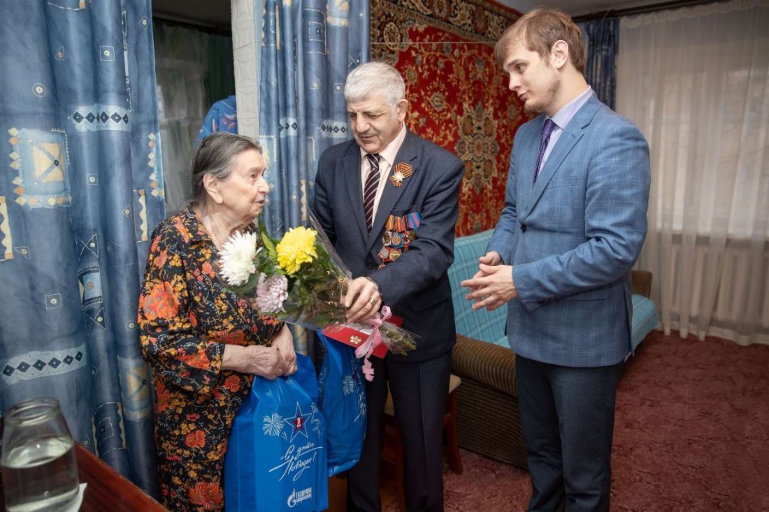 Представители Совета молодых специалистов и Совета ветеранов компании поздравили с праздником