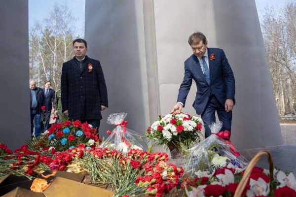Александр Гайворонский возлагает цветы к Вечному огню в Ухте