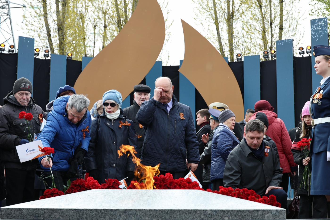 Вечный огонь на мемориале
