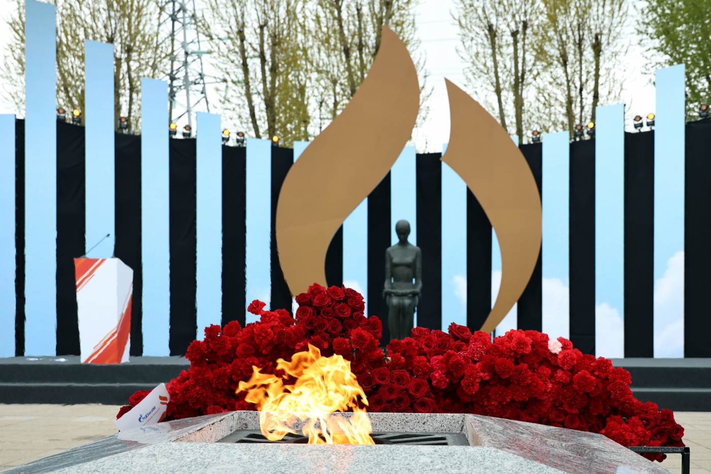 Вечный огонь на мемориале