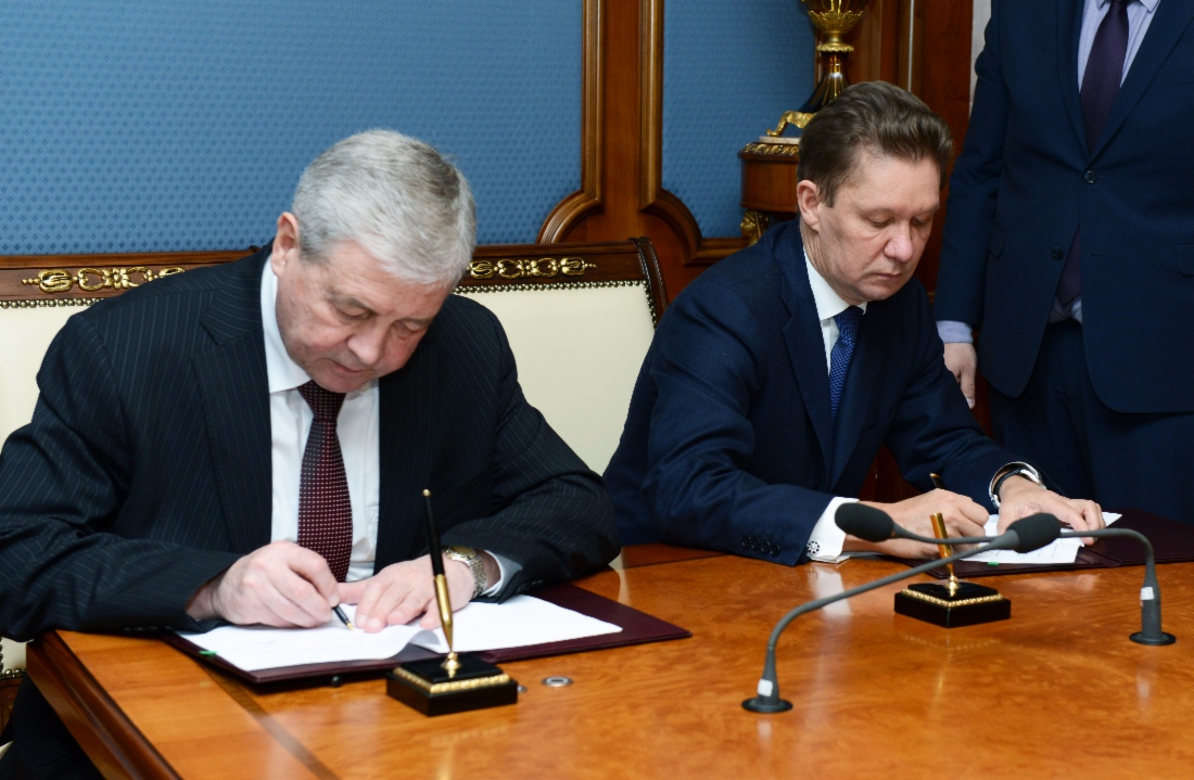 Алексей Миллер и заместитель Премьер-министра Республики Беларусь Владимир Семашко подписывают Протокол между «Газпромом» и Правительством республики о порядке формирования цен при поставке природного газа в Беларусь