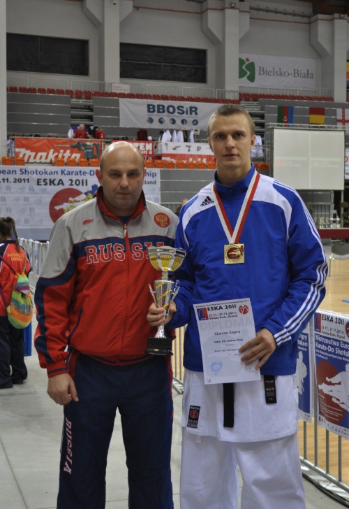 Чемпион Европы по сетокан карате-до Евгений Ченцов с тренером Виктором Мащенко (слева)