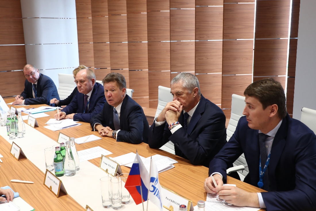 Во Владивостоке в рамках IV Восточного экономического форума состоялась рабочая встреча Алексея Миллера (в центре) с Председателем Cовета директоров Mitsui & Co., Ltd. Масами Иидзимой