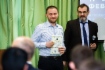Заместитель исполнительного директора неправительственного экологического фонда имени В. И. Вернадского Андрей Чешев вручил дипломы стипендиатам фонда