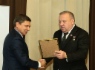 Генеральный директор ООО «Газпром добыча Оренбург» Владимир Кияев (слева), получивший награду из рук председателя комитета по обороне Госдумы РФ Владимира Шаманова, подчеркнул, что работа по патриотическому воспитанию и увековечиванию памяти героев Великой Отечественной войны особенно важна в канун 75-летия Великой Победы Генеральный директор ООО «Газпром добыча Оренбург» Владимир Кияев (слева), получивший награду из рук председателя комитета по обороне Госдумы РФ Владимира Шаманова, подчеркнул, что работа по патриотическому воспитанию и увековечиванию памяти героев Великой Отечественной войны особенно важна в канун 75-летия Великой Победы