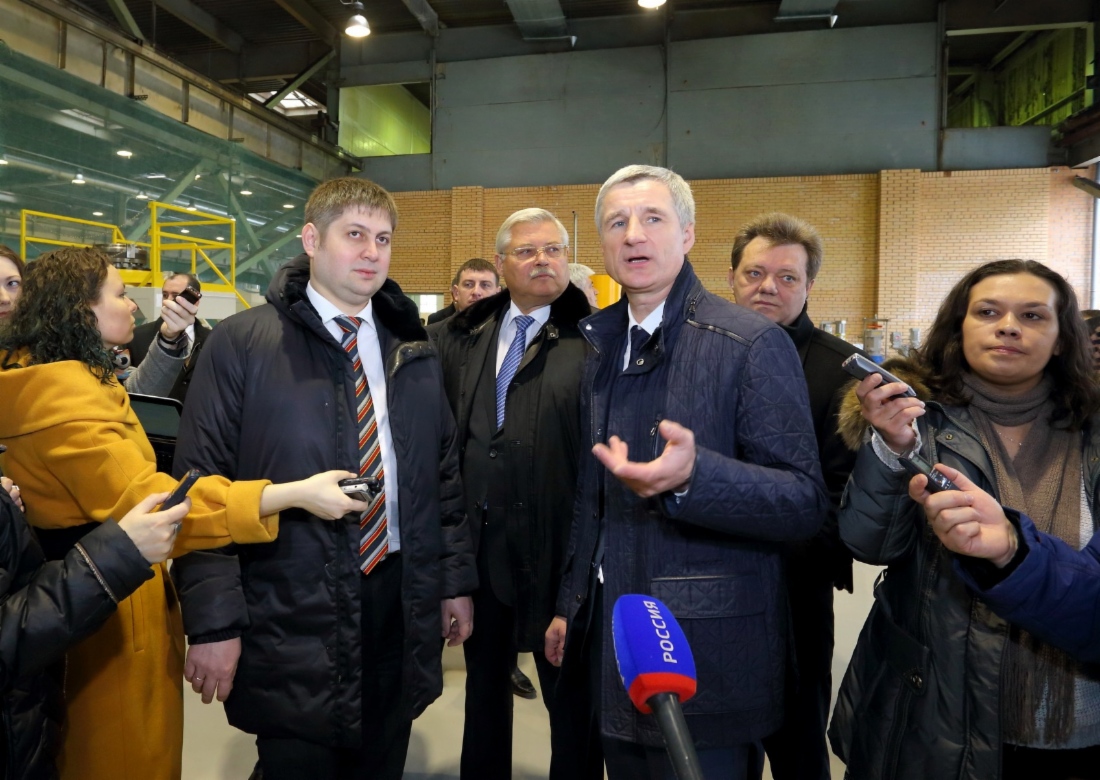 Иван Пушкарев, директор ТЭМЗа, рассказывает участникам совещания о совместных разработках с ПАО «Газпром»