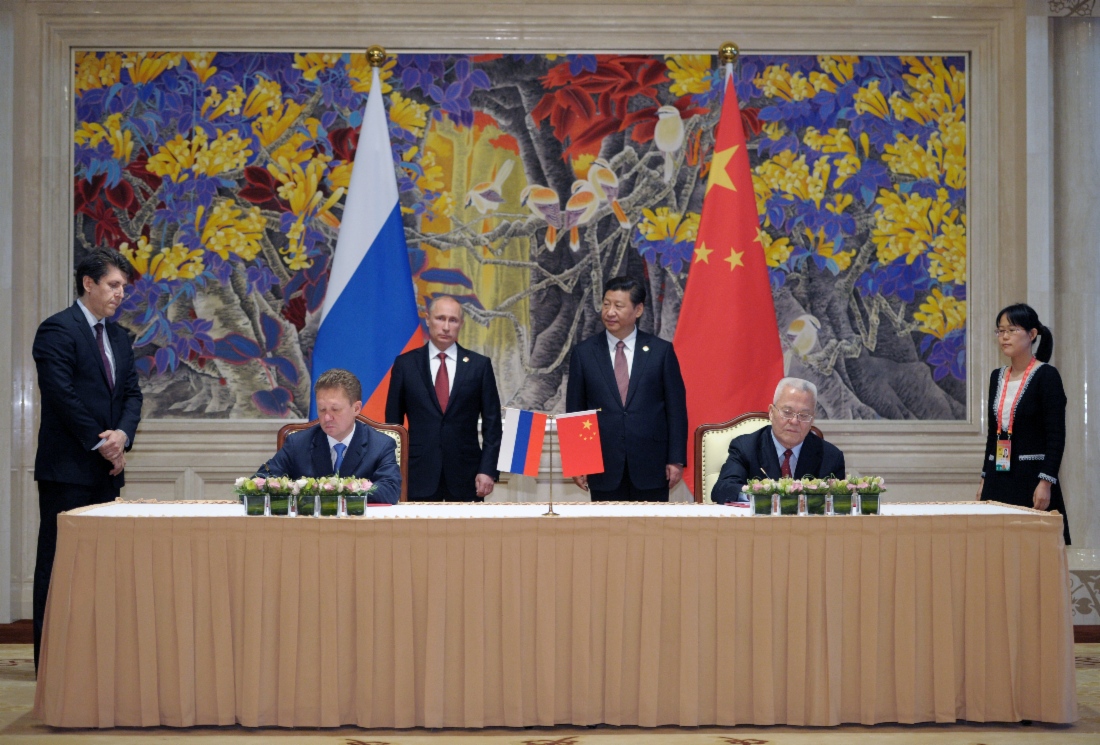 Алексей Миллер и Президент CNPC Чжоу Цзипин подписывают Договор купли-продажи российского газа по «восточному» маршруту в присутствии Президента России Владимира Путина и Председателя КНР Си Цзиньпиня, 21 мая 2014 г. Фото РИА «Новости»