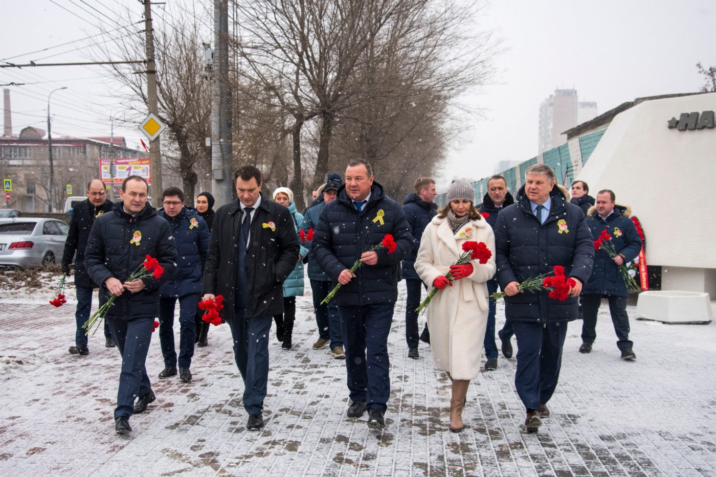 Делегация предприятия возложила цветы в Ворошиловском районе к Памятнику морякам-североморцам