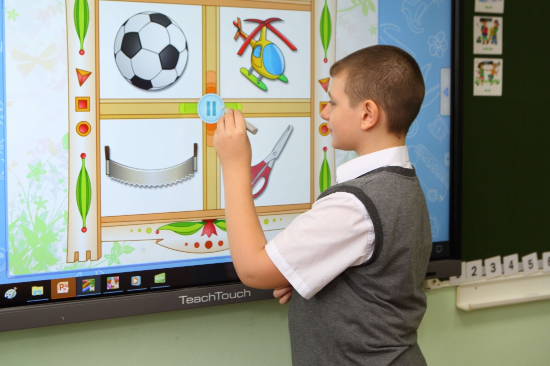Главным инструментом новых занятий стала интерактивная панель TeachTouch