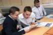 Старшеклассники просматривают корпоративную газету «Газовый форпост»