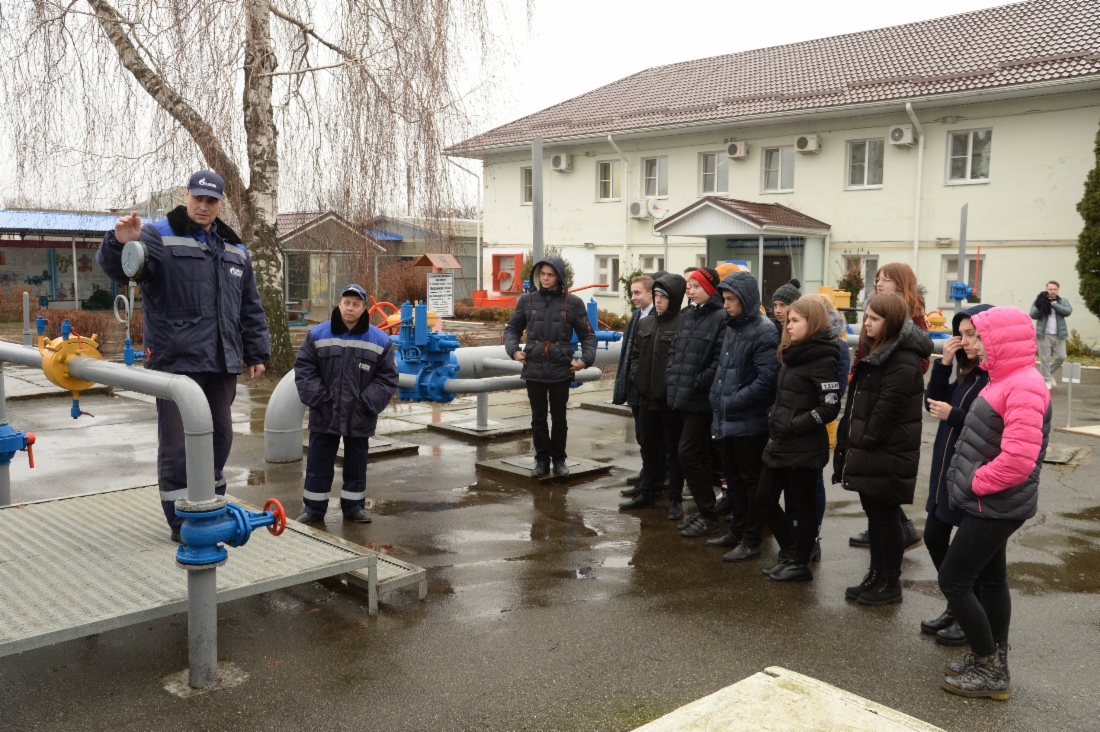 Старшеклассники на учебно-тренировочном полигоне предприятия