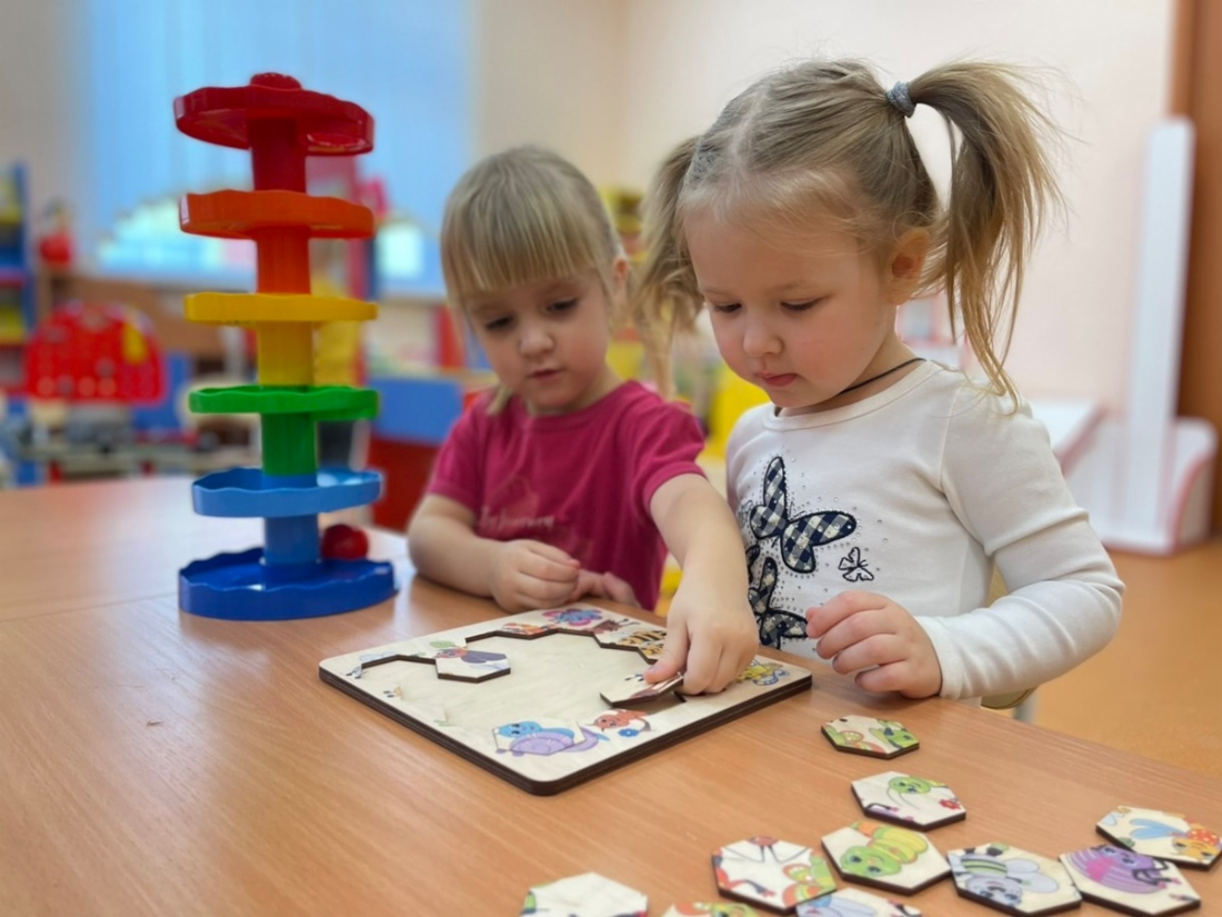 Здесь есть все для качественных занятий: современная мебель, игрушки, интерактивная образовательная инфраструктура
