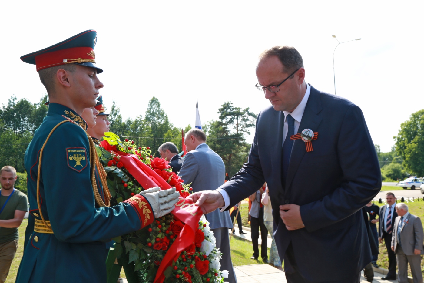 Александр Бабаков во время церемонии возложения венков к памятнику