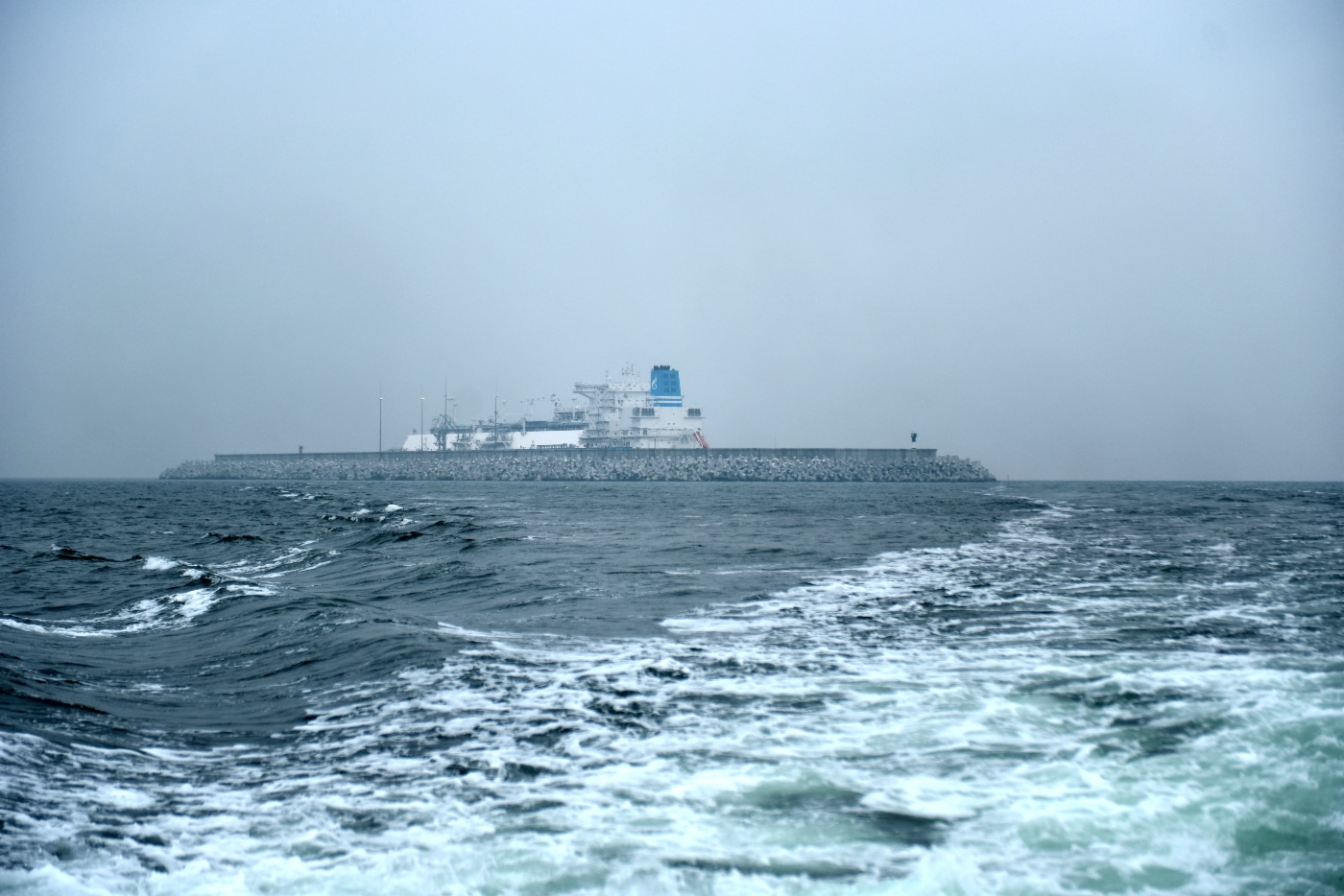 Морской терминал по приему природного газа и «Маршал Василевский»