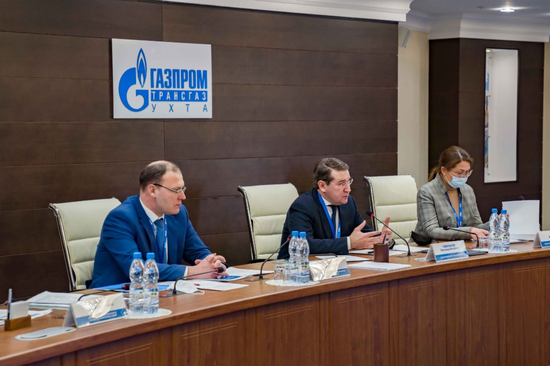 Заместитель генерального директора по общим вопросам ООО «Газпром трансгаз Ухта» Владимир Блохин, генеральный директор ООО «Газпром трансгаз Ухта» Александр Гайворонский, заместитель Председателя Правительства Республики Коми Ирина Бахтина во время совещания