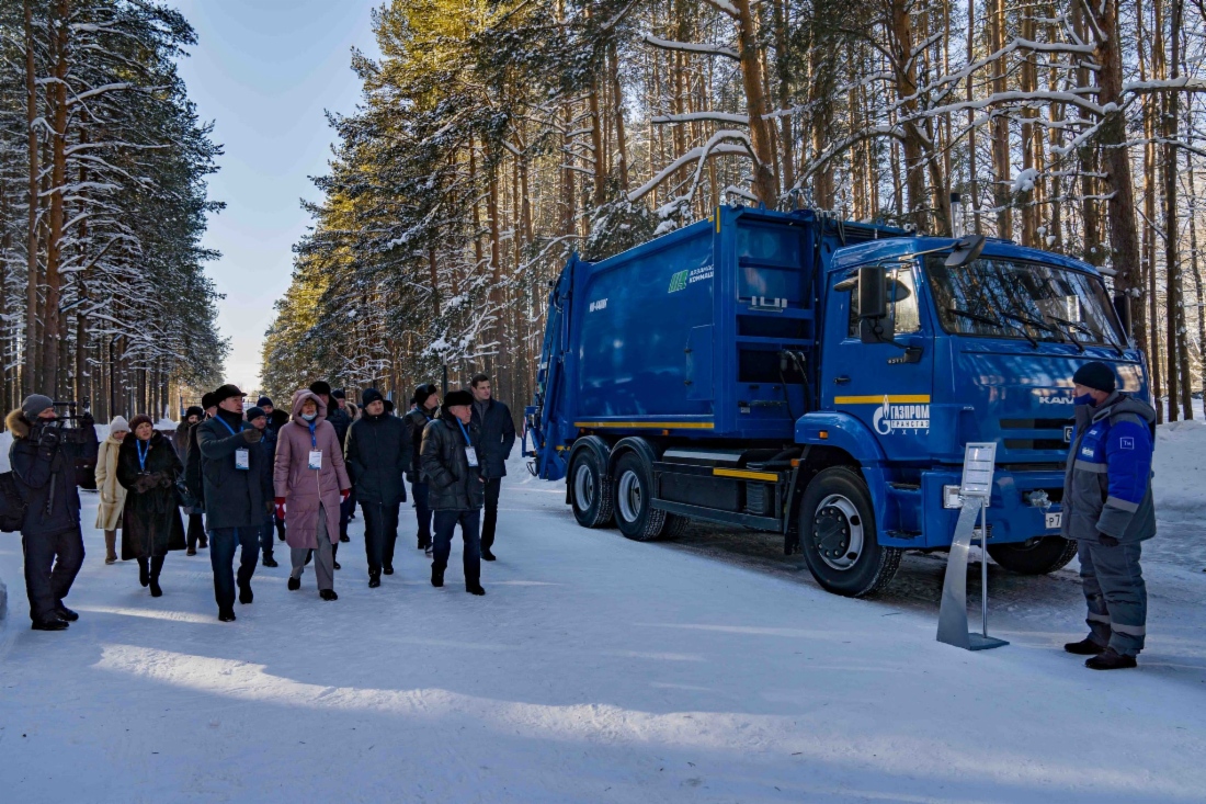 Одна из единиц техники, представленной на выставке — мусоровоз КО-440-ВГ на шасси КАМАЗ 65115-РМ