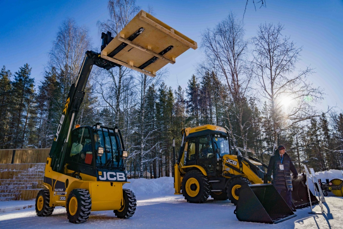 Погрузчик телескопический JCB TLT30G TCR 4×4 и газодизельный экскаватор-погрузчик JCB 3СХ