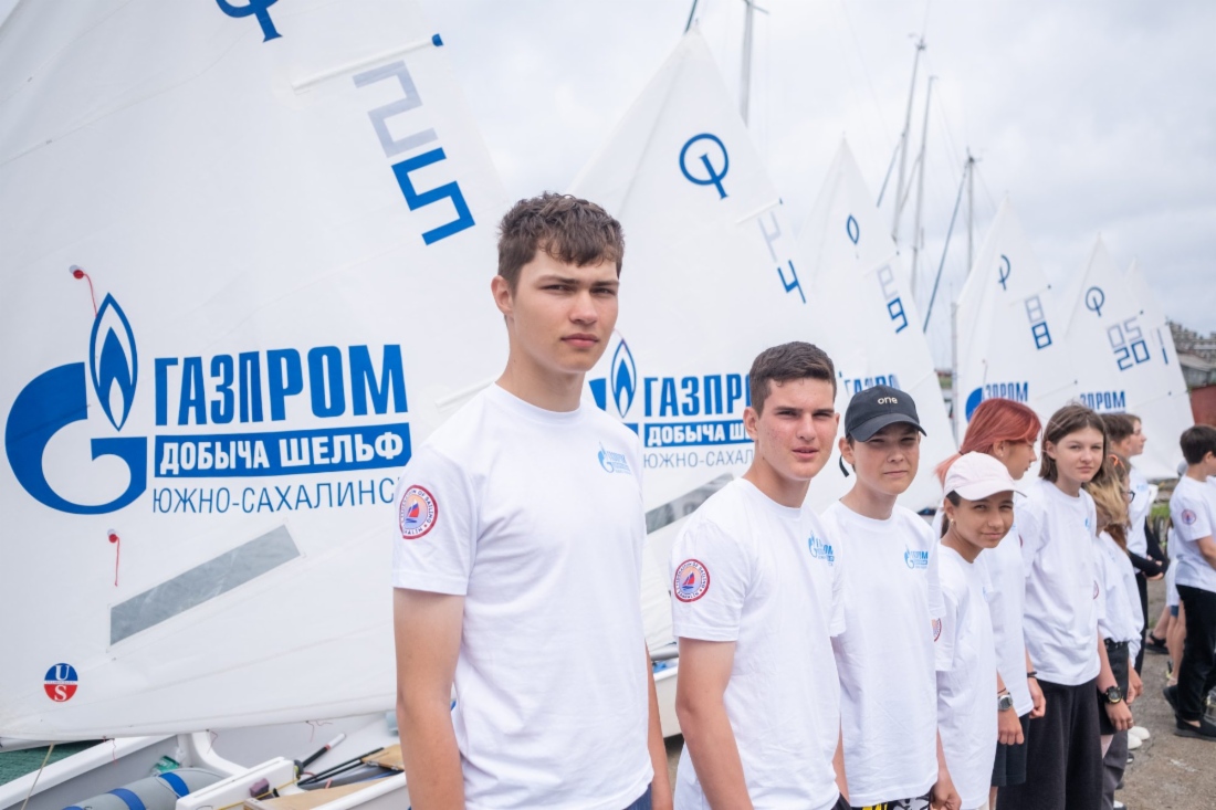 Участники регаты во время церемонии открытия