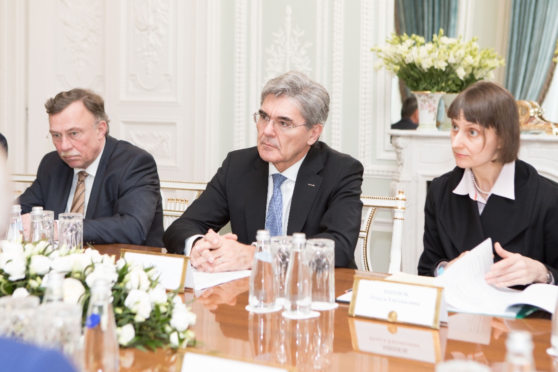 Президент, Председатель Правления Siemens AG Джо Кэзер (в центре) во время рабочей встречи с Алексеем Миллером