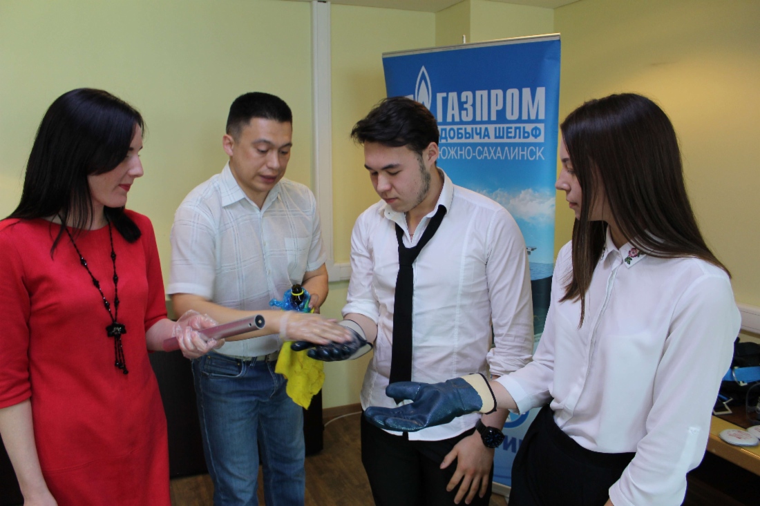 Специалисты ООО «Техноавиа-Сахалин» проводят для школьников практические занятия