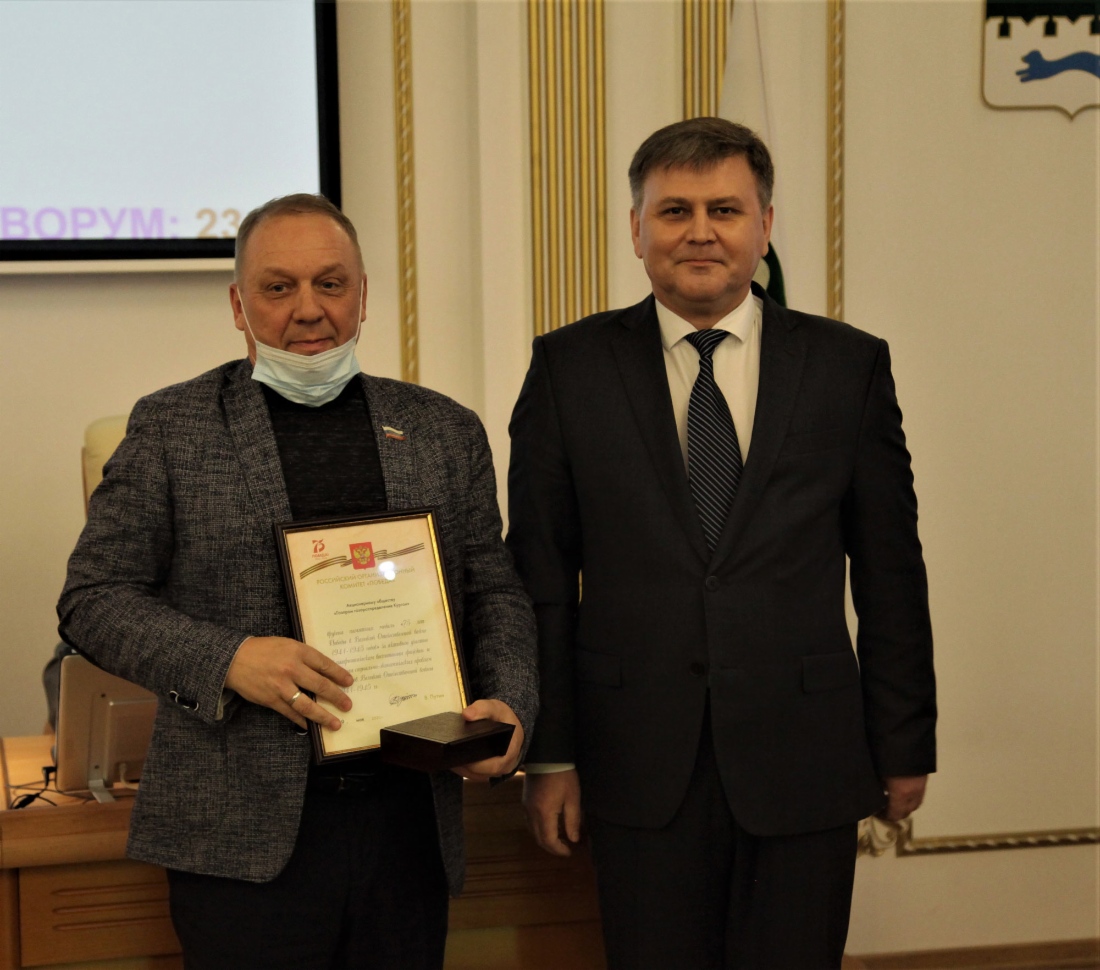 Генеральный директор АО «Газпром газораспределение Курган» Олег Попов (слева) на вручении памятной медали «75 лет Победы в Великой Отечественной войне 1941–1945 годов»