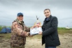 Главный геолог ООО «Газпром добыча Уренгой» Максим Жариков вручает сертификат Главе Администрации с. Самбург Дмитрию Ишимцеву