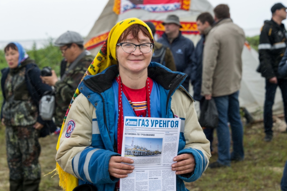 Работники совхоза с удовольствием читают новости газодобывающих предприятий