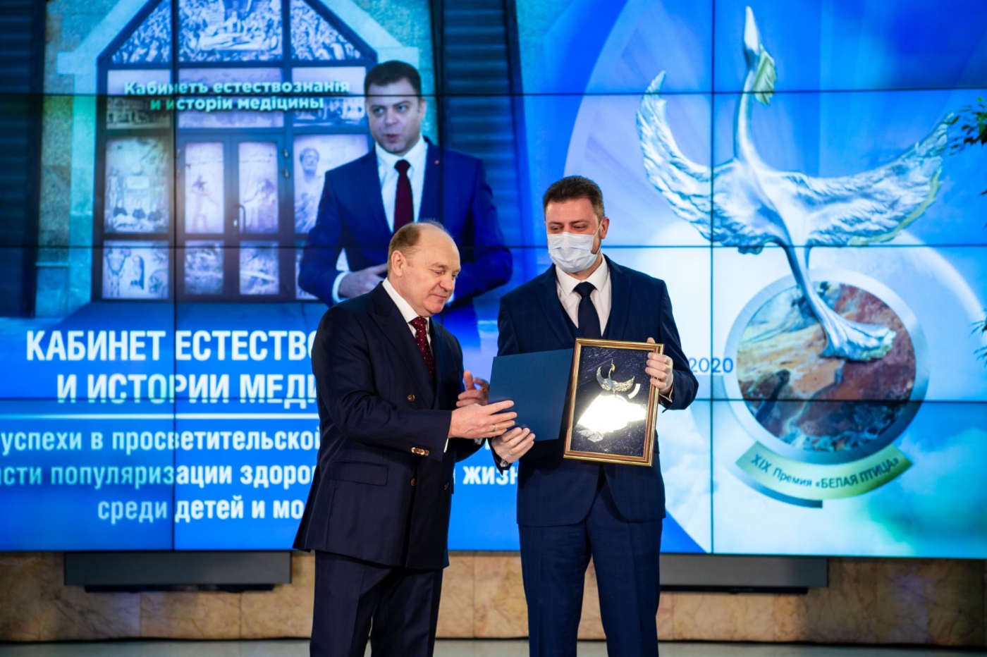Лауреат премии «Белая птица», главный врач санатория-профилактория ООО «Газпром трансгаз Югорск» Александр Фетисов (справа)
