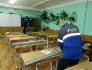 Сотрудники ООО «Газпром добыча Ноябрьск» производят замену старых ламп на энергосберегающие в одной из ноябрьских школ