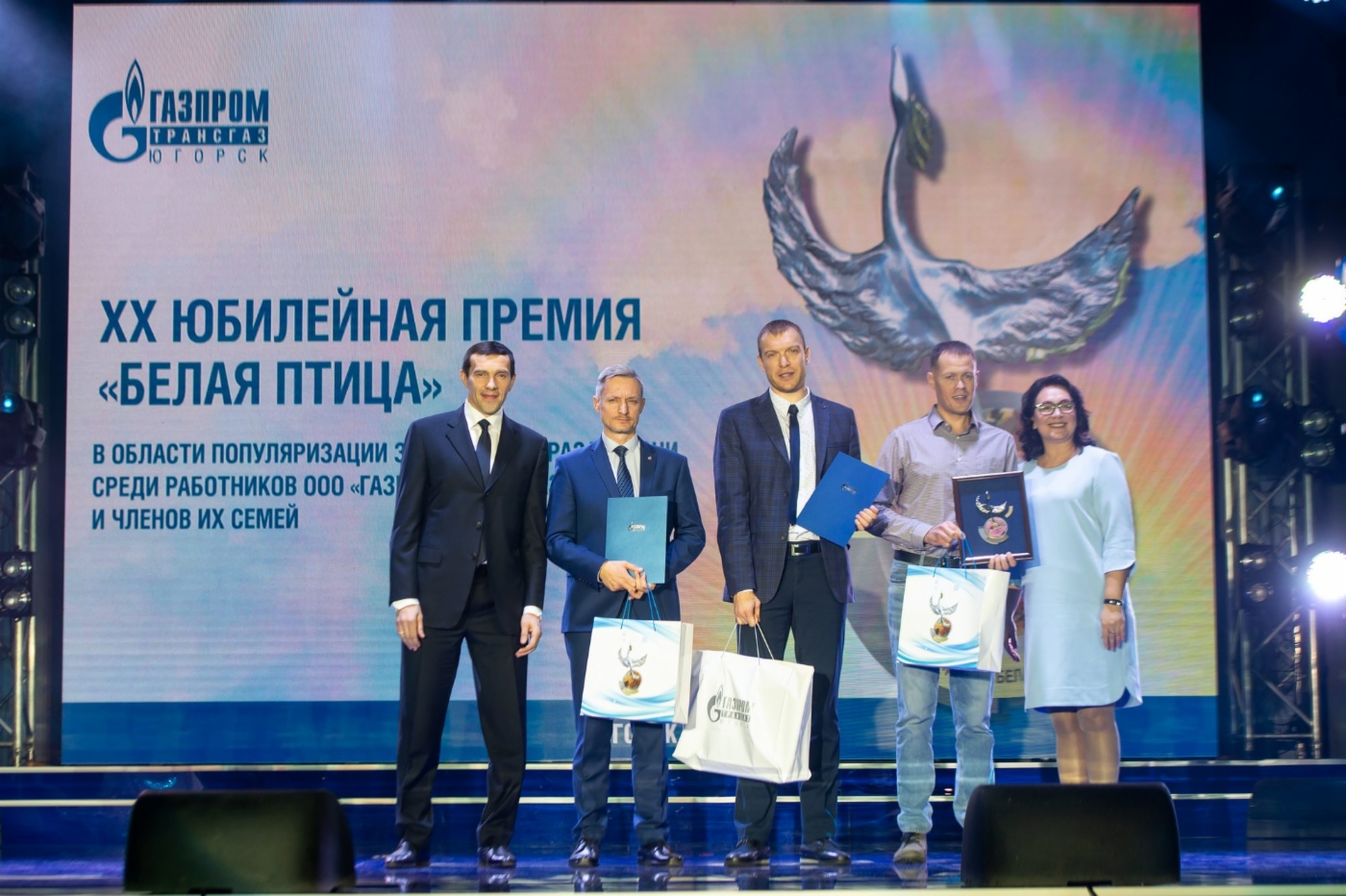 Слева — почетный гость церемонии, олимпийский чемпион, хоккеист Павел Дацюк с дипломантами премии «Белая птица»