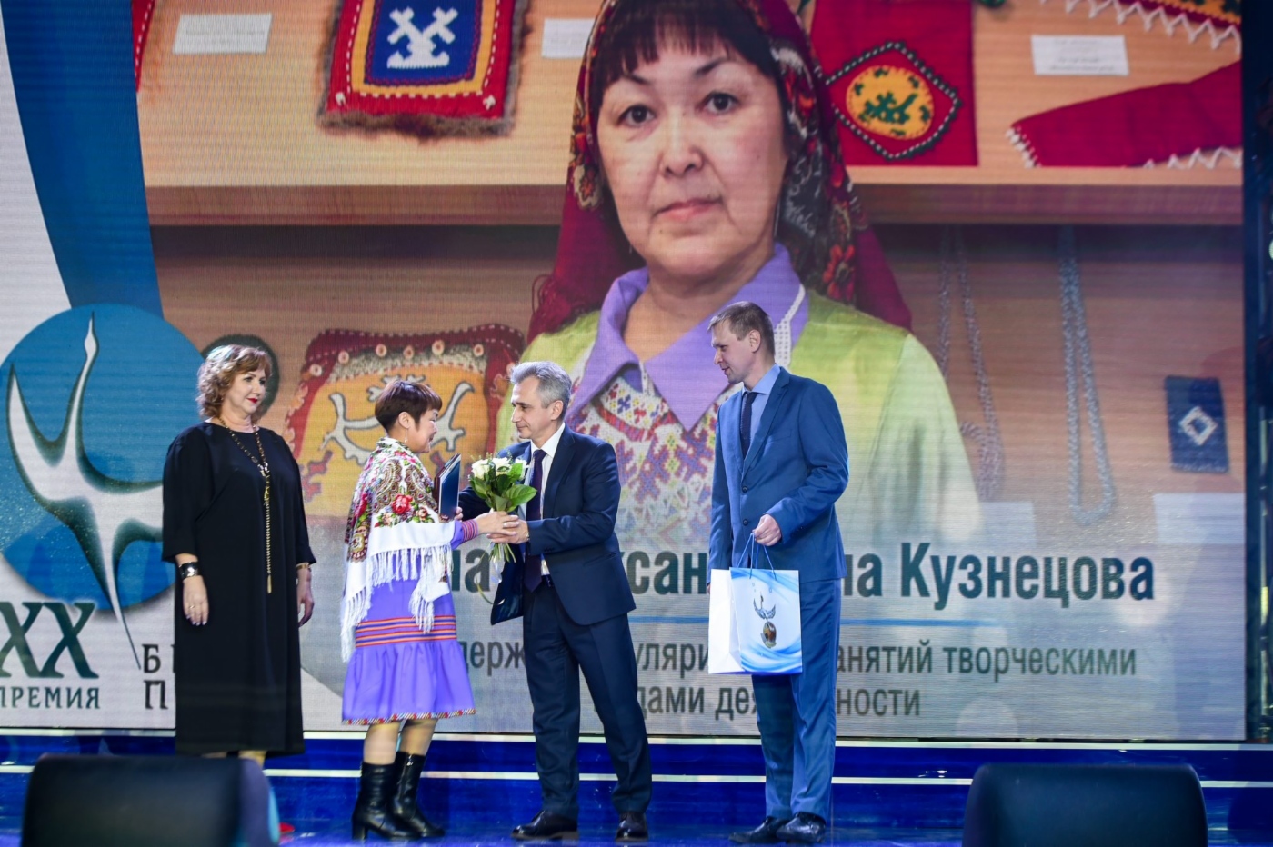 Награду — стилизованную плакетку с изображением белой птицы — лауреату премии вручает председатель Первичной профсоюзной организации «Газпром трансгаз Югорск профсоюз» Алексей Михолап