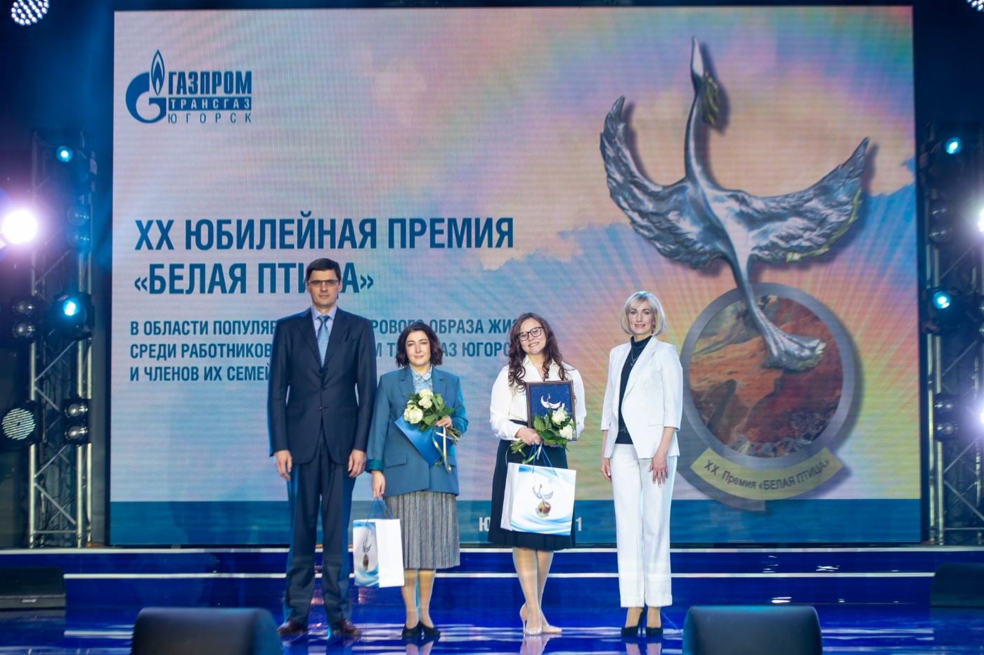 Слева — почетный гость церемонии, четырехкратный олимпийский чемпион по плаванию Александр Попов с дипломантами Премии