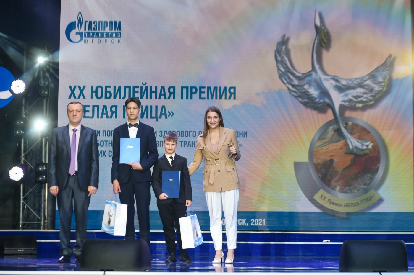 Юных победителей Премии «Белая птица» награждает чемпионка России, мастер спорта России (русский бильярд) Екатерина Варельджанова (справа)
