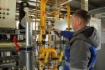 Специалист проводит регламентные работы в газовой блочно-модульной котельной