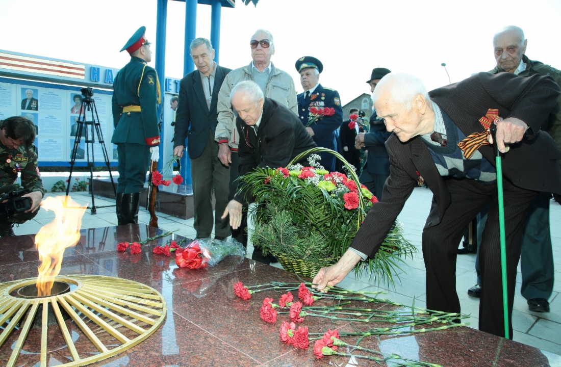 Горожане возложили цветы к мемориалу