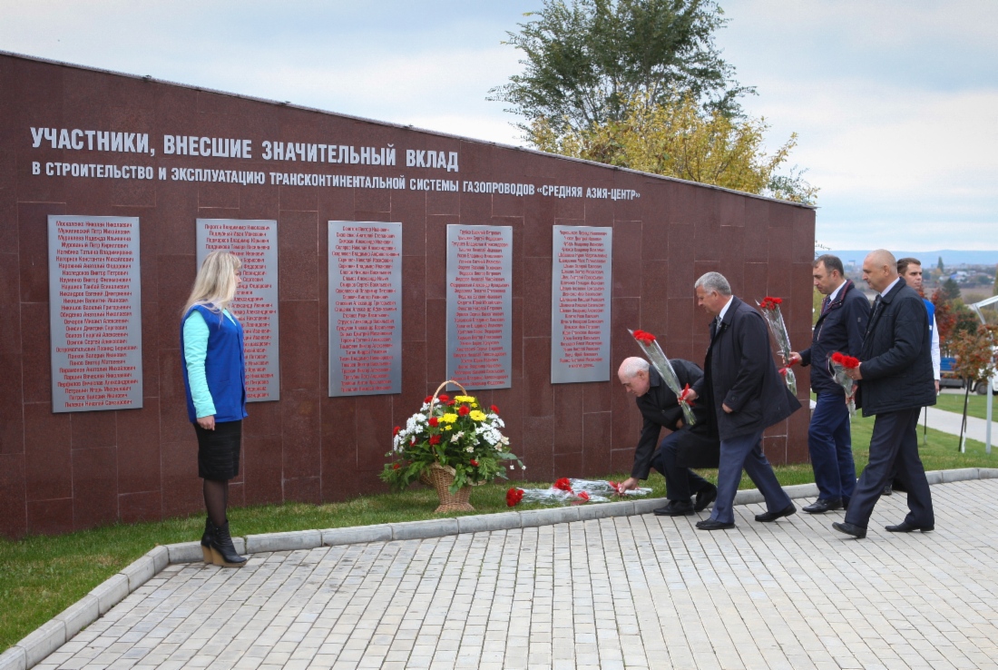 Участники мероприятия возложили цветы к Доске почета с именами строителей газотранспортной системы